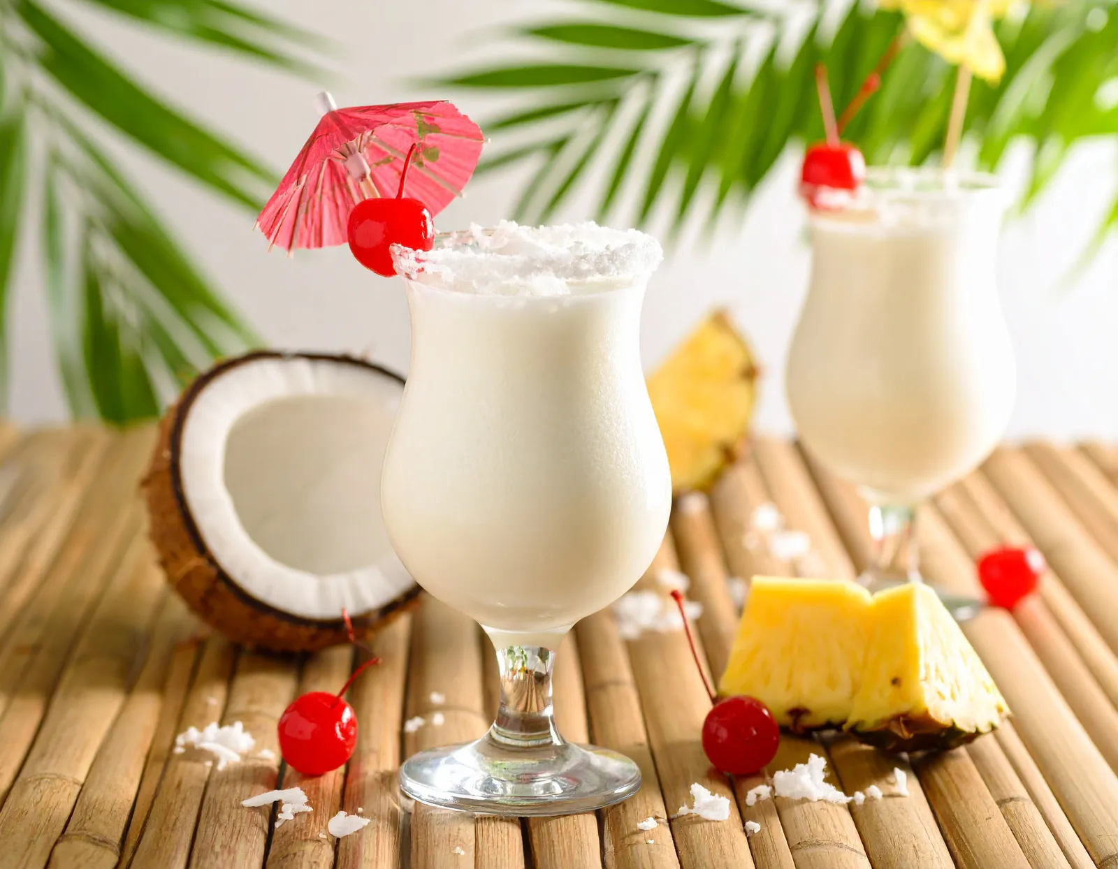 Piña Colada i hurricaneglas