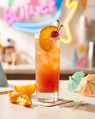 Alabama Slammer i collinsglas med appelsin og cocktailkirsebær