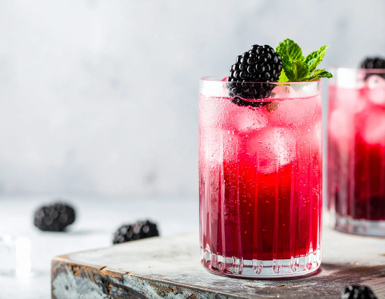 Blackberry Smash i dobbelt old fashioned-glas