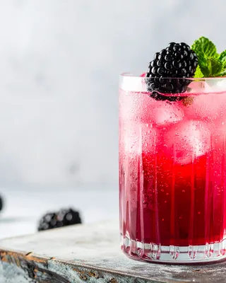 Blackberry Smash i dobbelt old fashioned-glas