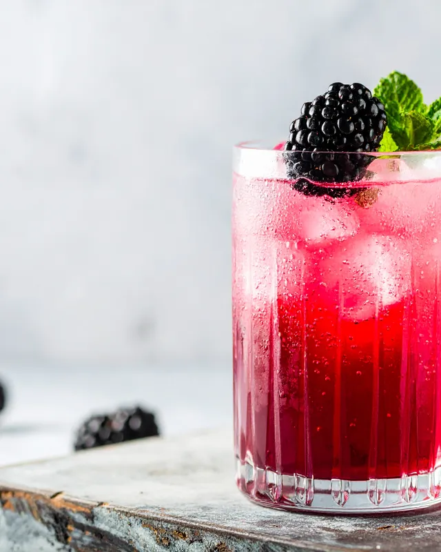 Blackberry Smash i dobbelt old fashioned-glas