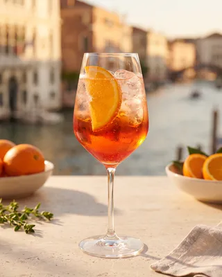 Campari Spritz i vinglas med appelsin