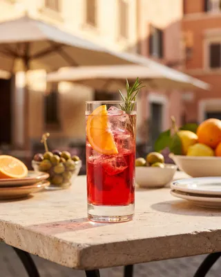 Campari Tonic i highballglas med appelsin og rosmarin