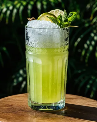 Chartreuse Swizzle i highballglas