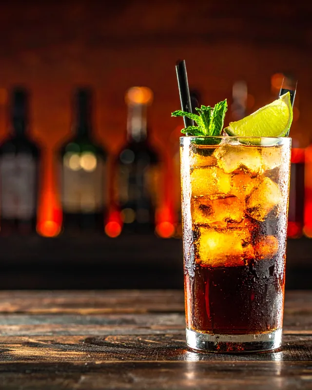 Fernet con Cola i highballglas