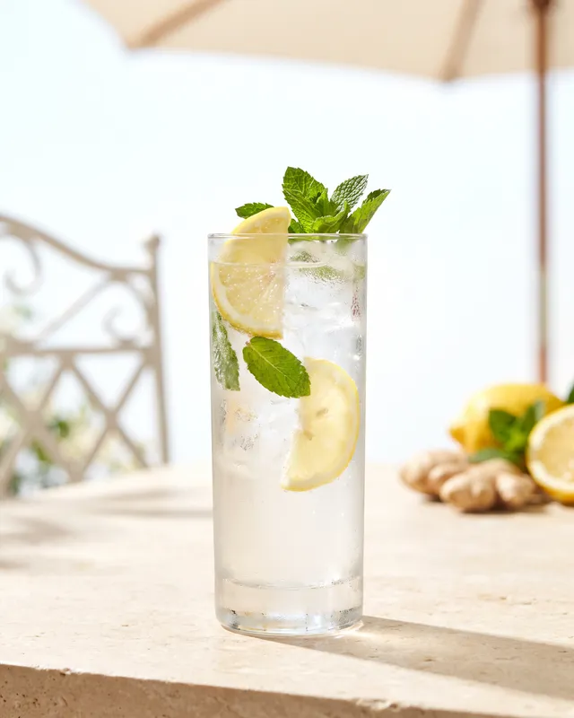 Ginger Fizz i highballglas med citron og mynte