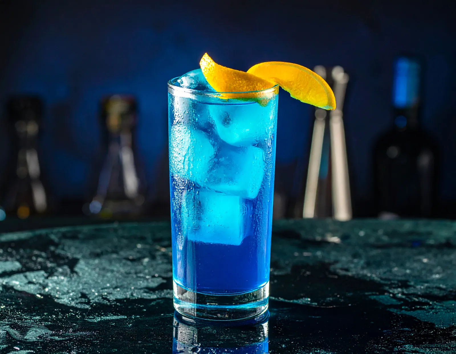 Isbjørn cocktail i glas med citronskal