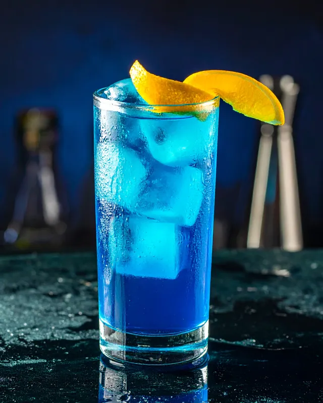 Isbjørn cocktail i glas med citronskal