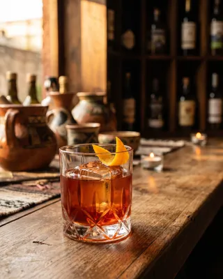 Negroni Latino i rocksglas med appelsin