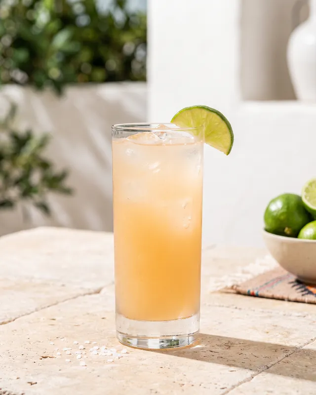 Paloma i highballglas med lime
