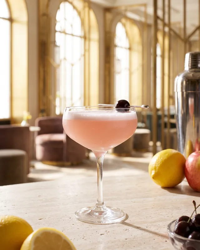 Pink Lady i coupe med cocktailkirsebær
