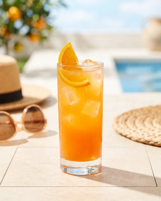 Screwdriver i highballglas med appelsin