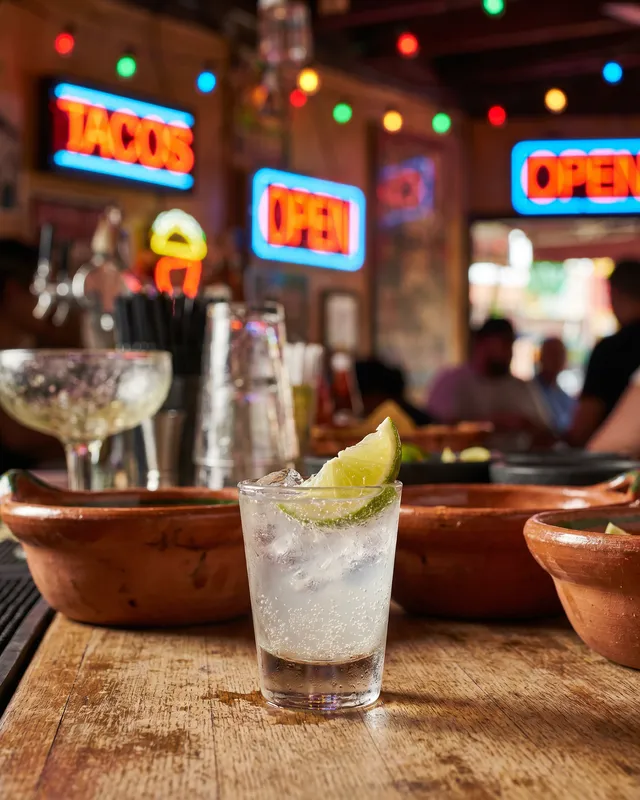 Tequila Slammer i shotglas med lime