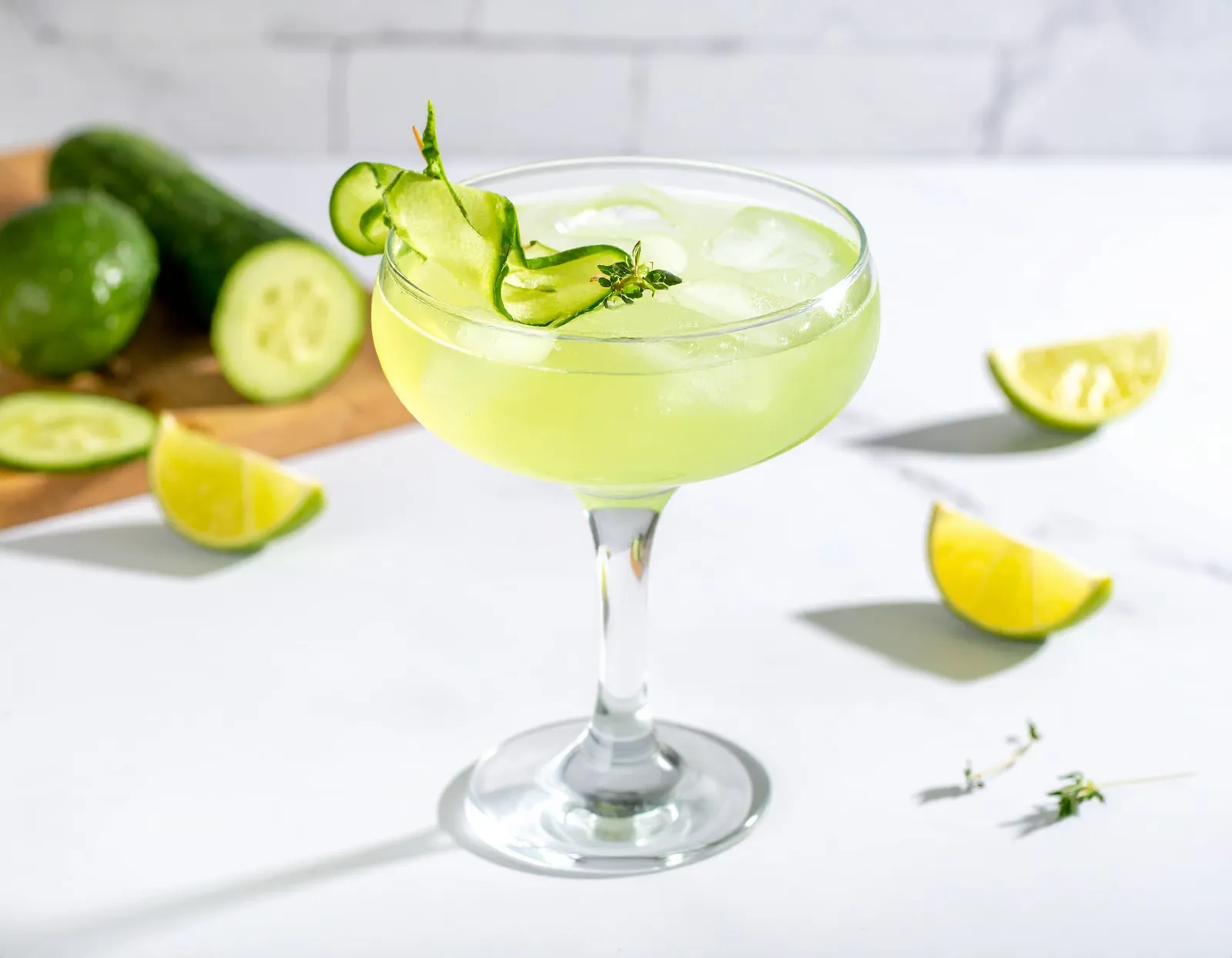 Eastside cocktail i coupe med agurke garnish