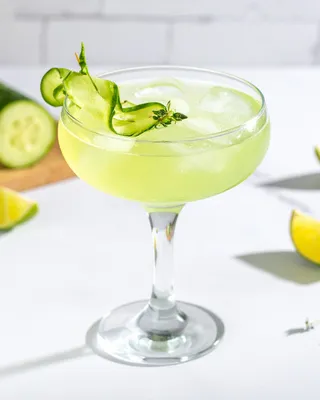 Eastside cocktail i coupe med agurke garnish