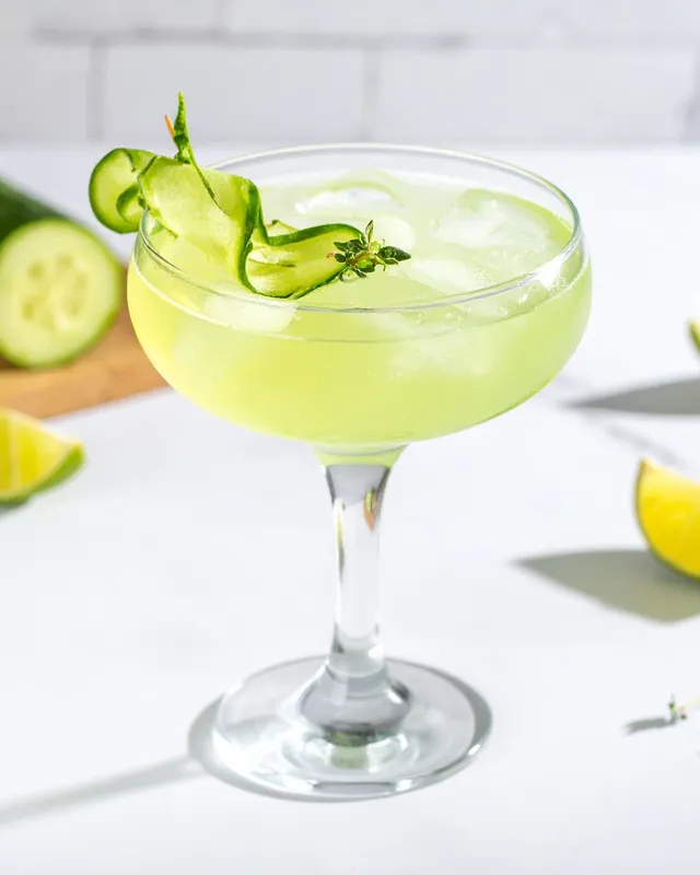 Eastside cocktail i coupe med agurke garnish
