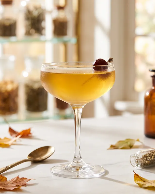 Widow's Kiss i coupe med cocktailkirsebær